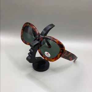 Vintage 80's 90's amber tortoise frame oval butterfly semi oversized sunglasses.